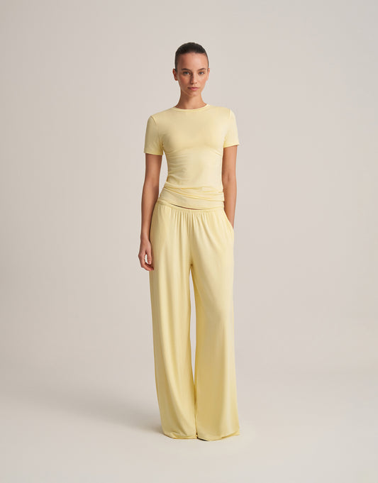 FIT KESIM KISA KOLLU T-SHIRT TEREYAĞ SARISI