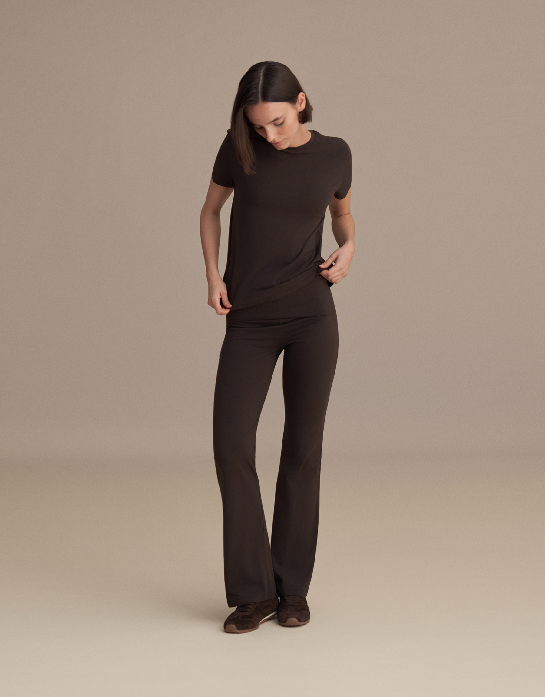 SHORT-SLEEVED BASIC T-SHIRT, DARK BROWN