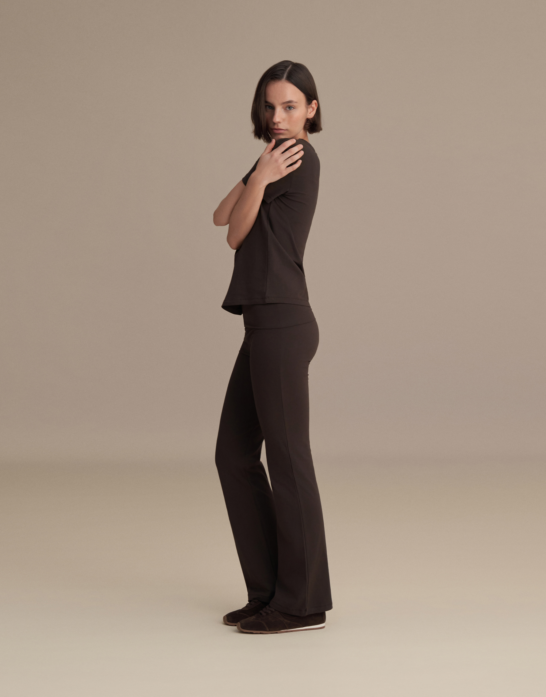 SHORT-SLEEVED BASIC T-SHIRT, DARK BROWN