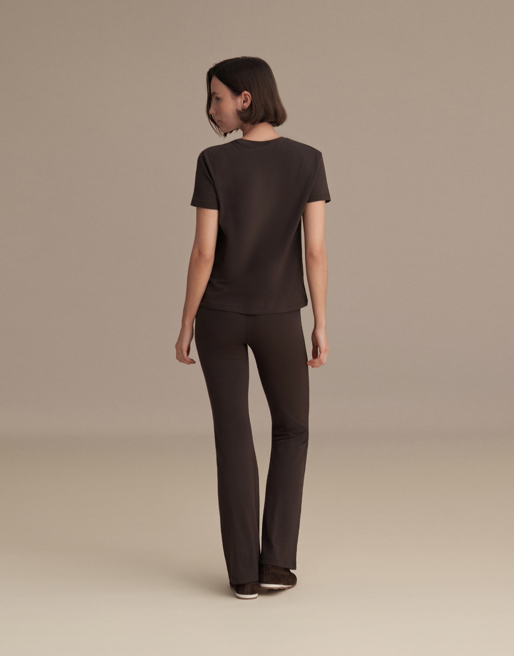 SHORT-SLEEVED BASIC T-SHIRT, DARK BROWN