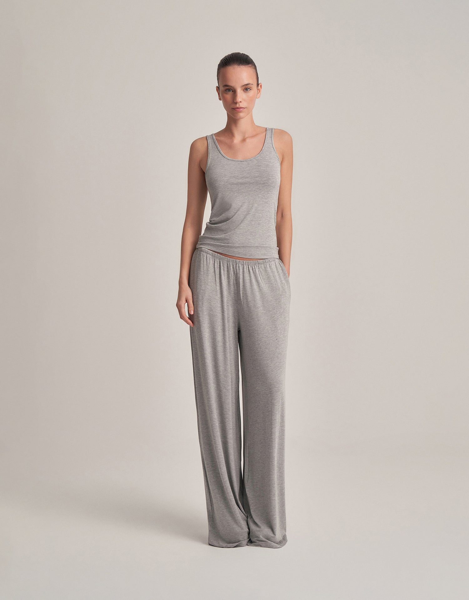 COMFORTABLE, LOOSE-FITTING TROUSERS IN GREY MELANGE.