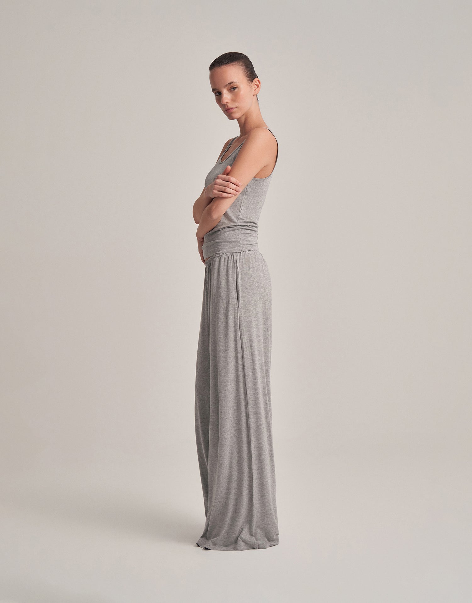 COMFORTABLE, LOOSE-FITTING TROUSERS IN GREY MELANGE.