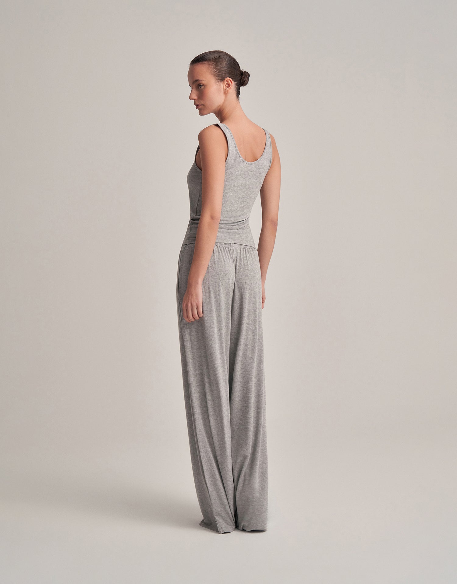 COMFORTABLE, LOOSE-FITTING TROUSERS IN GREY MELANGE.