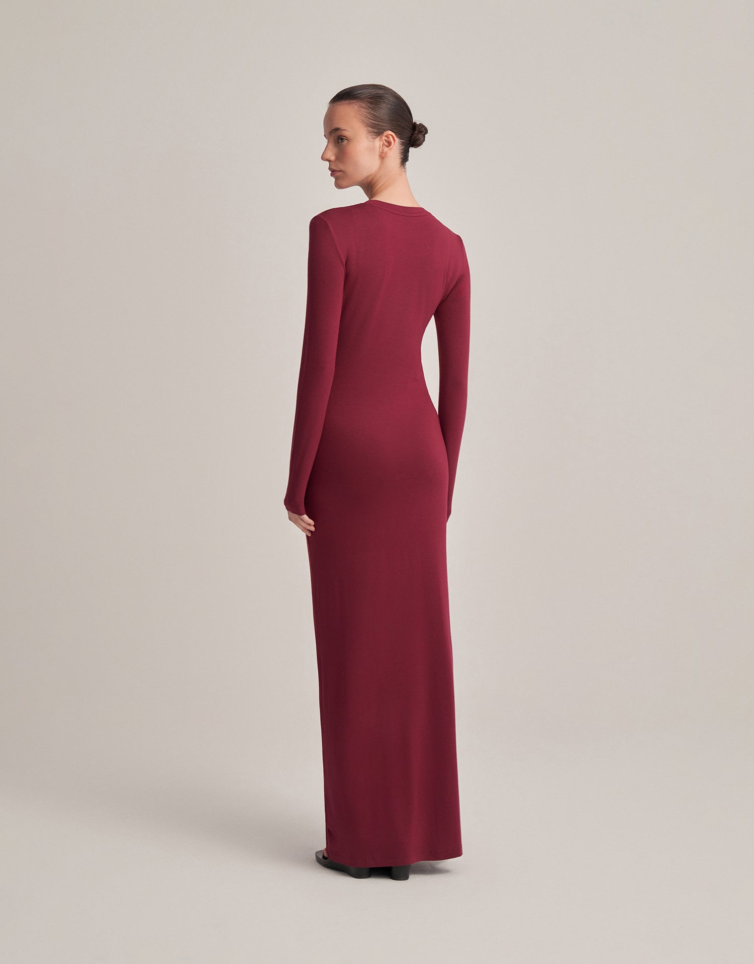 BEDENİ SARAN MAKSİ BOY ELBİSE MÜRDÜM