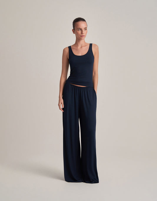 COMFORTABLE, LOOSE-FITTING TROUSERS IN NAVY BLUE.