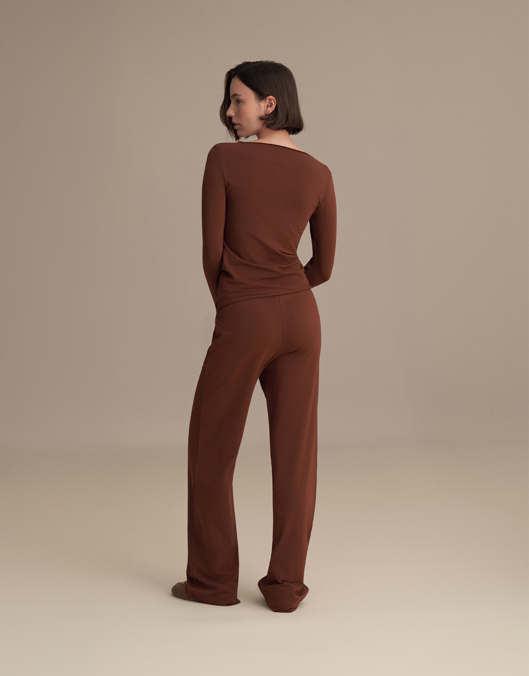 Long-sleeved basic t-shirt, chocolate brown.