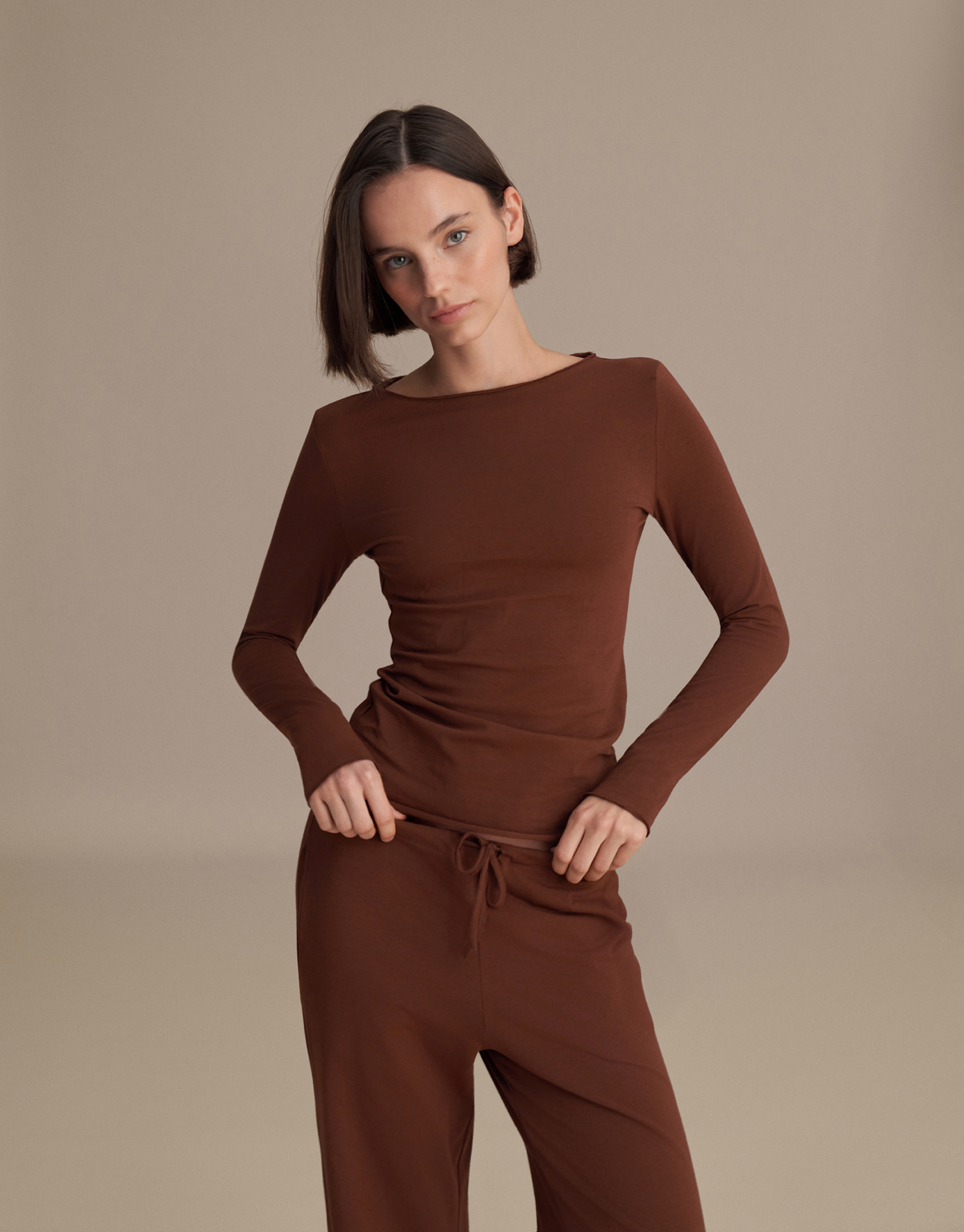 KAYIK YAKA UZUN KOLLU BLUZ ÇİKOLATA KAHVE