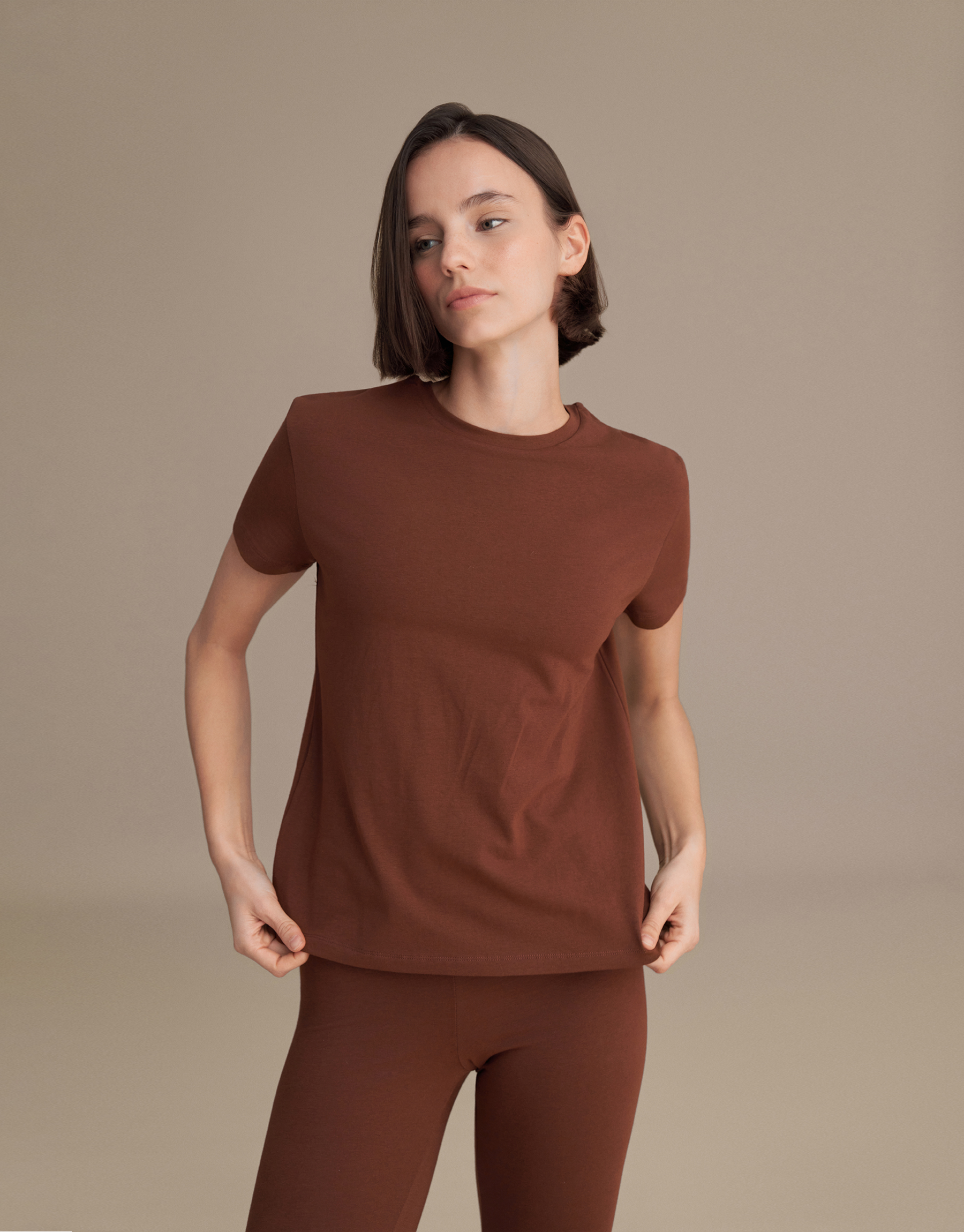 SHORT-SLEEVED BASIC T-SHIRT CHOCOLATE BROWN