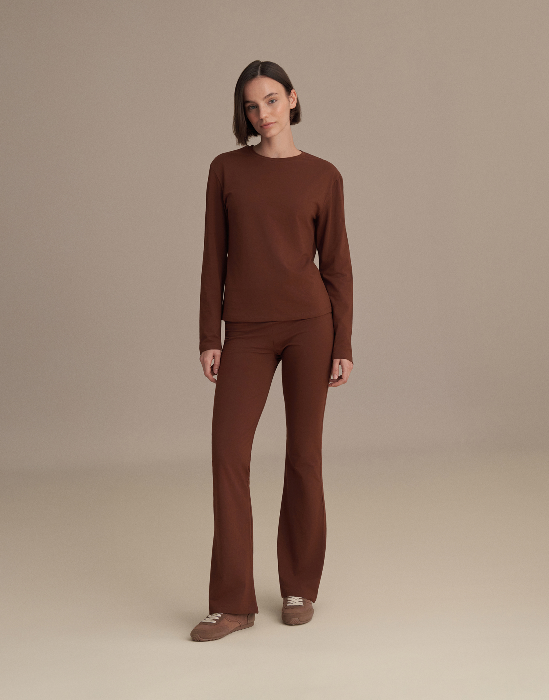 Long-sleeved basic t-shirt, chocolate brown.