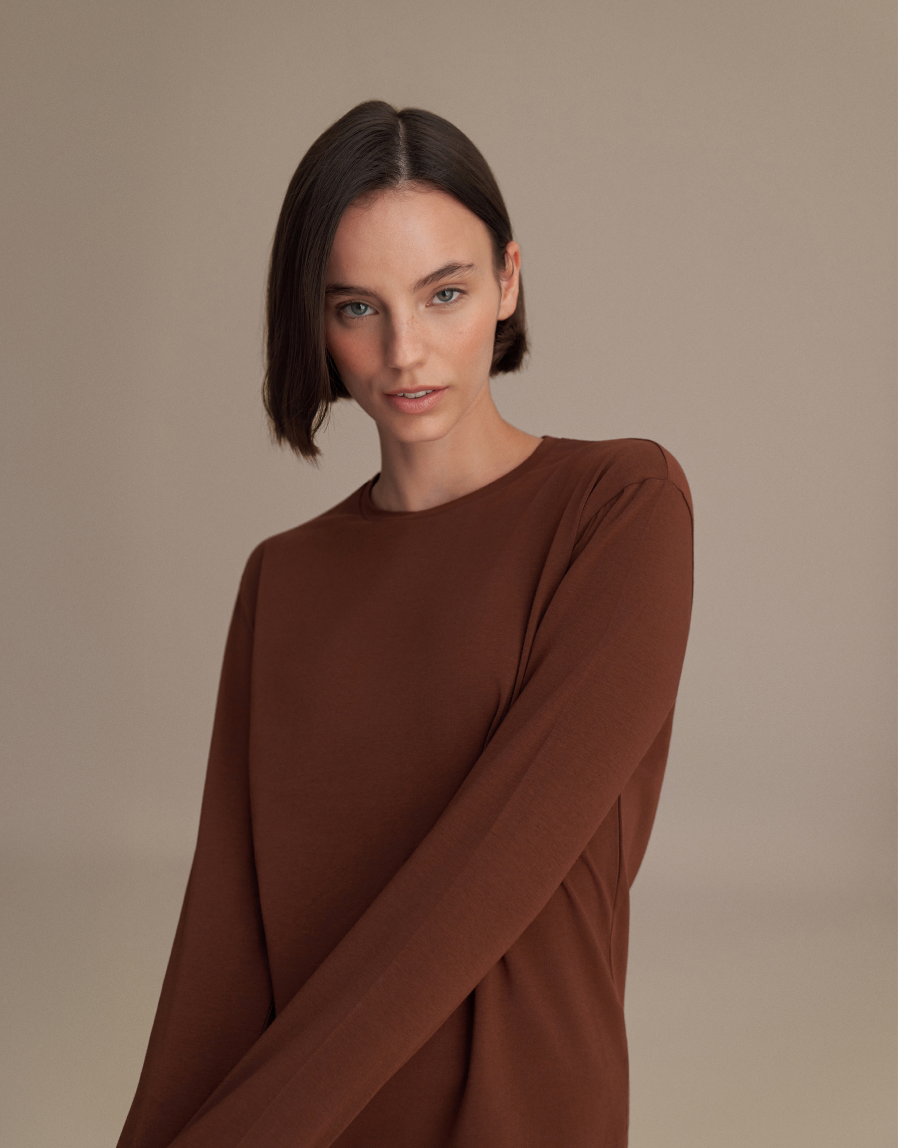 Long-sleeved basic t-shirt, chocolate brown.