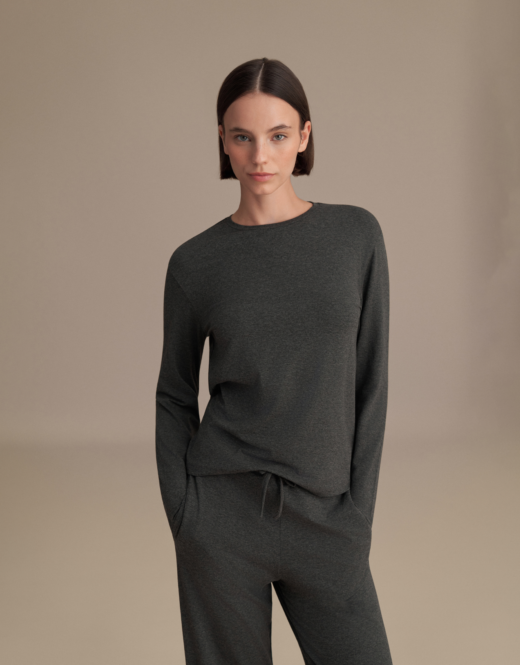 Long-sleeved basic t-shirt, anthracite melange.