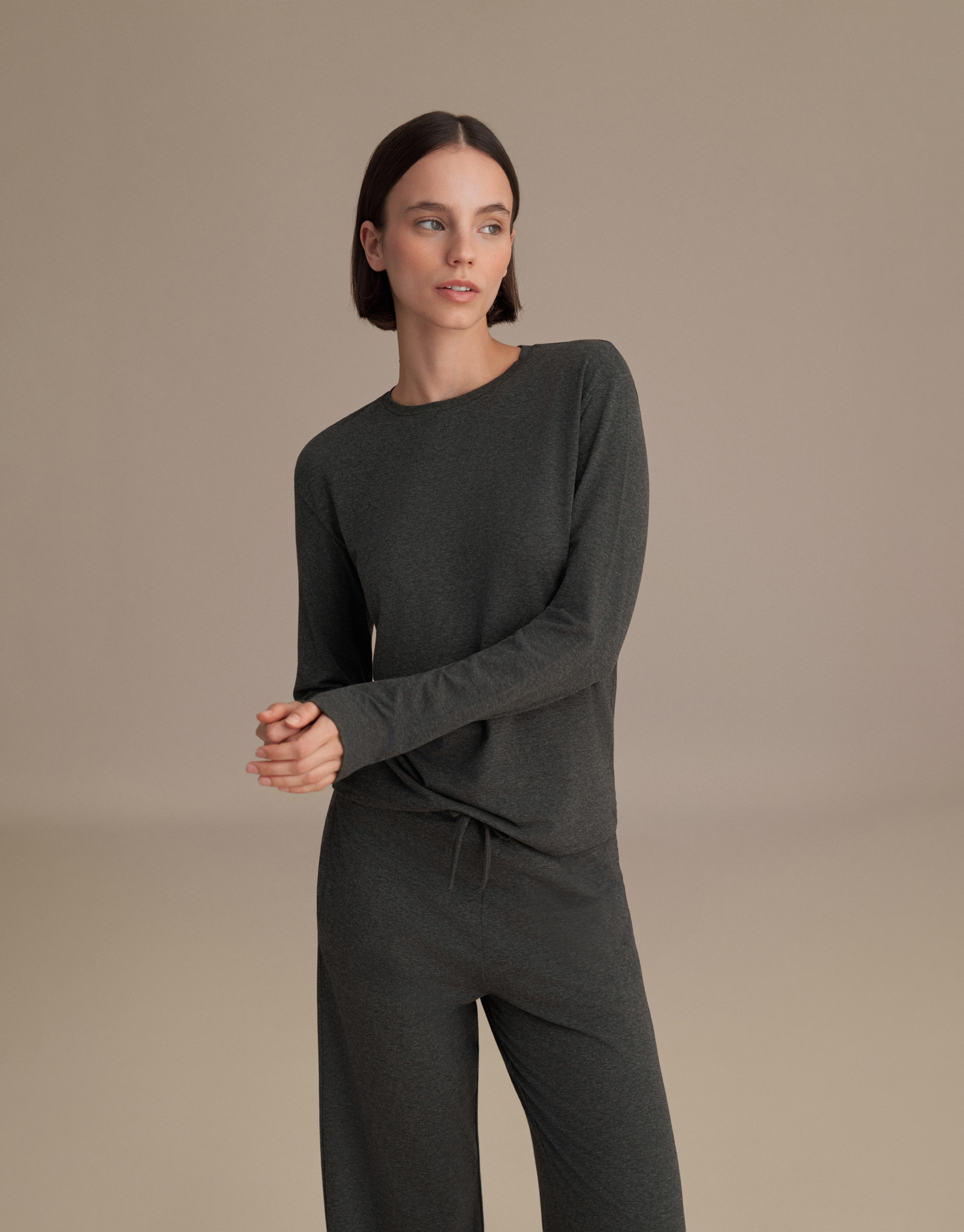 Long-sleeved basic t-shirt, anthracite melange.