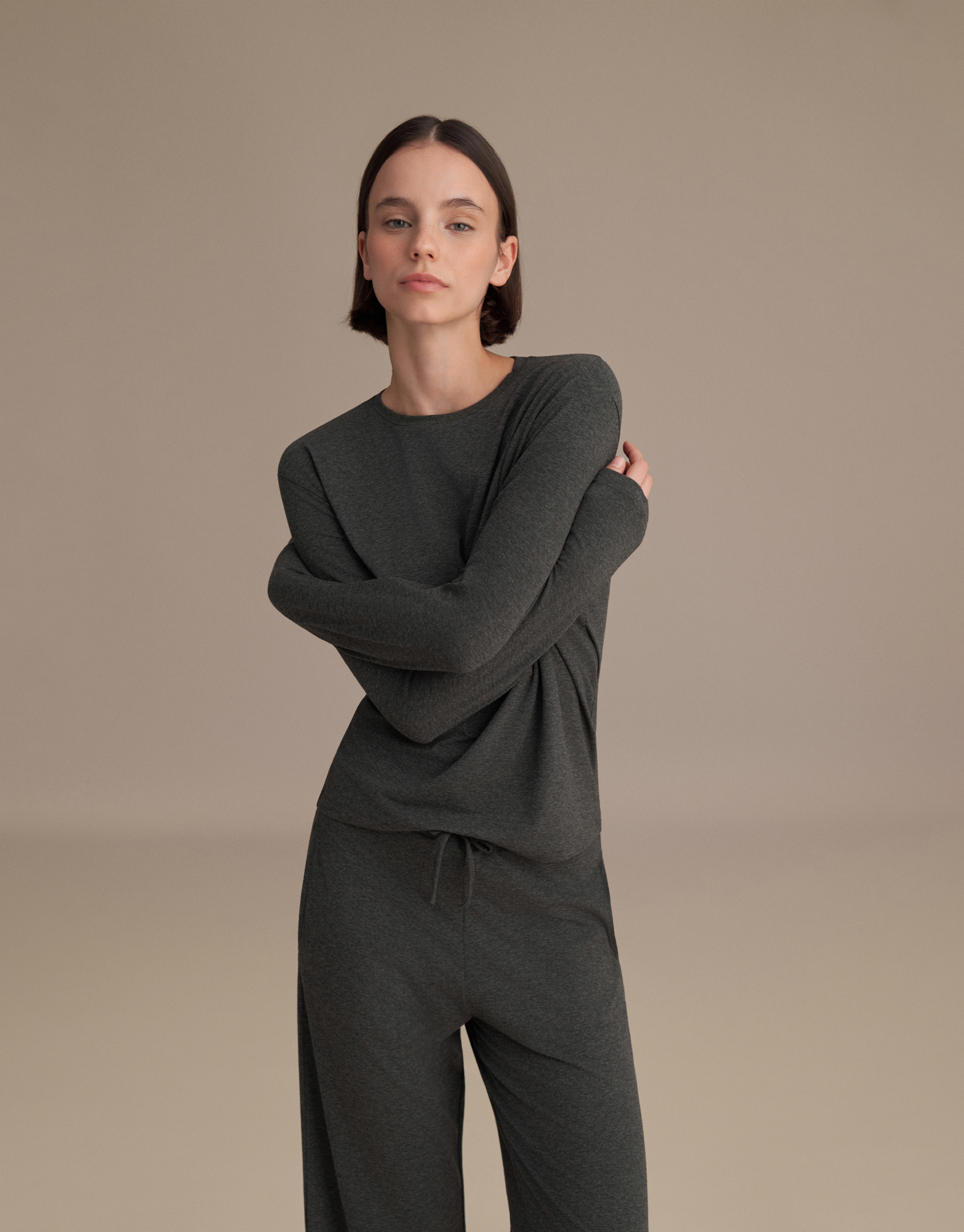 Long-sleeved basic t-shirt, anthracite melange.