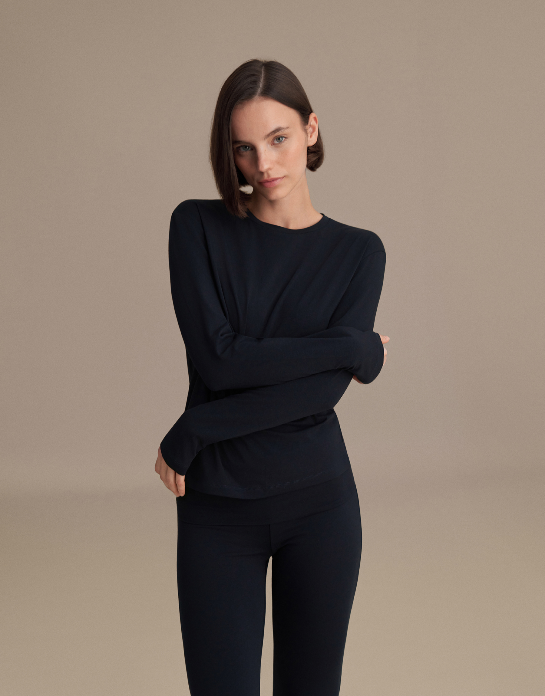 Long-sleeved basic t-shirt, navy blue.