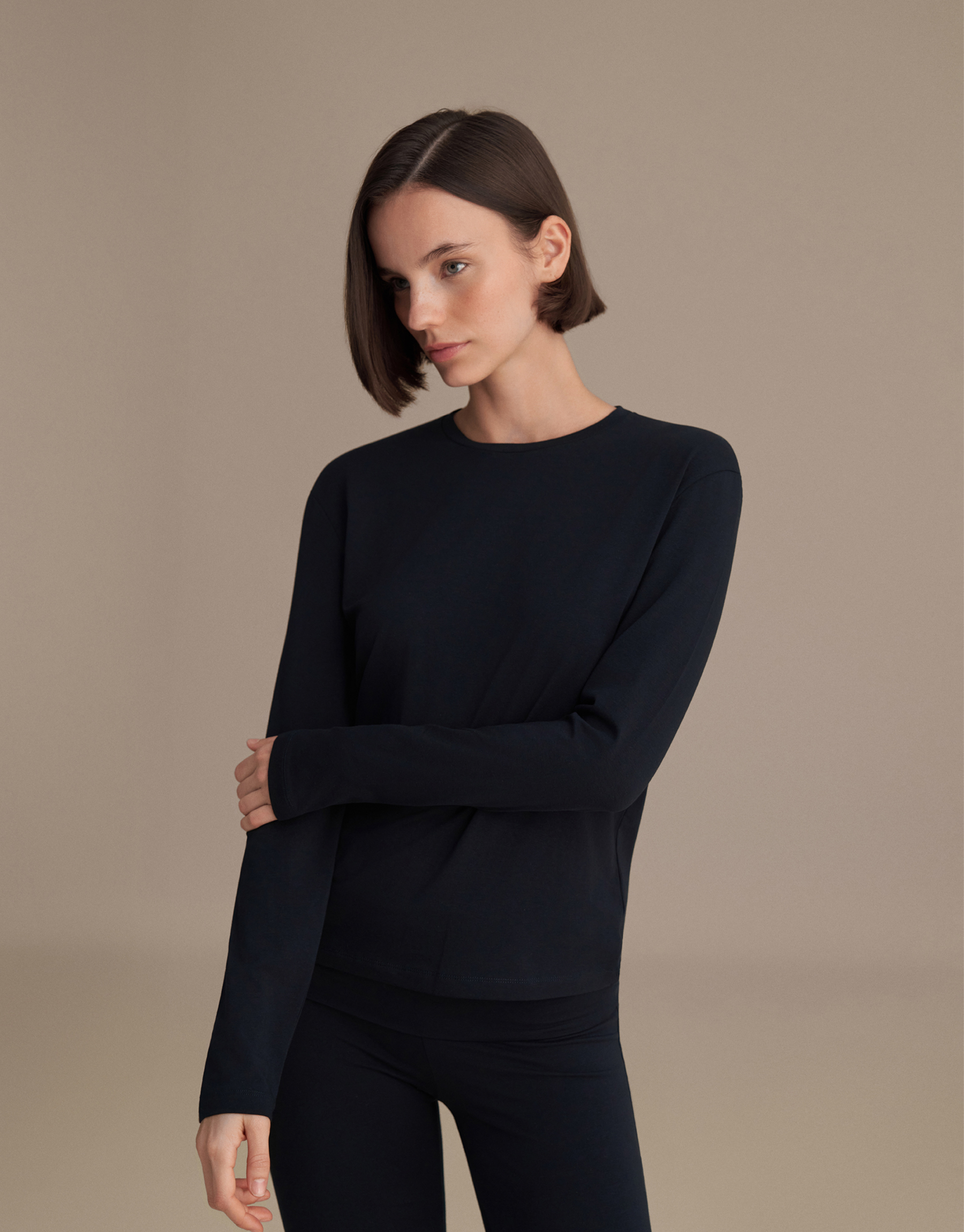 Long-sleeved basic t-shirt, navy blue.