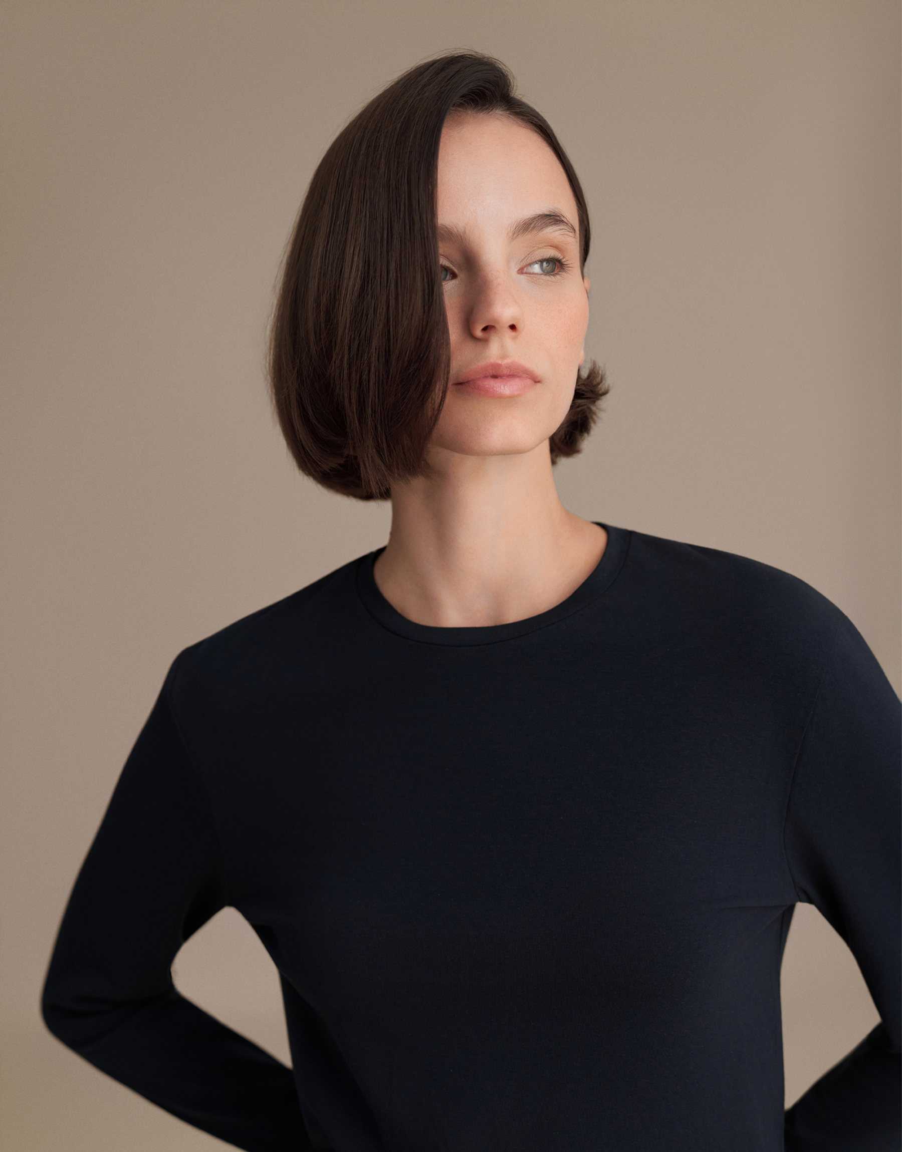 Long-sleeved basic t-shirt, navy blue.