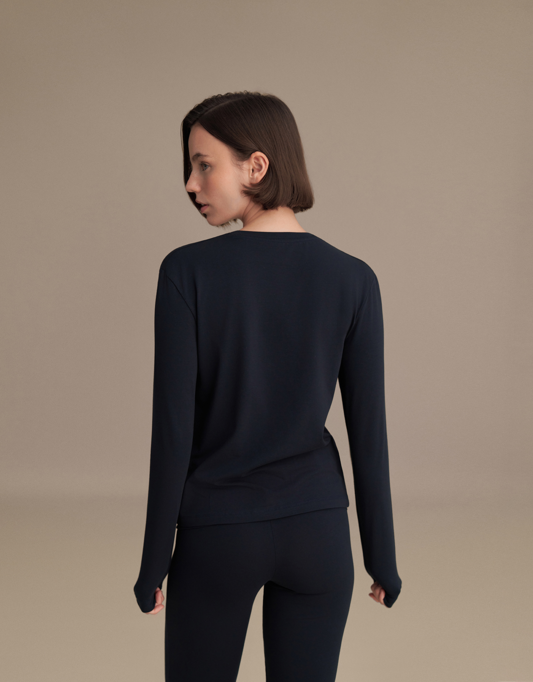 Long-sleeved basic t-shirt, navy blue.
