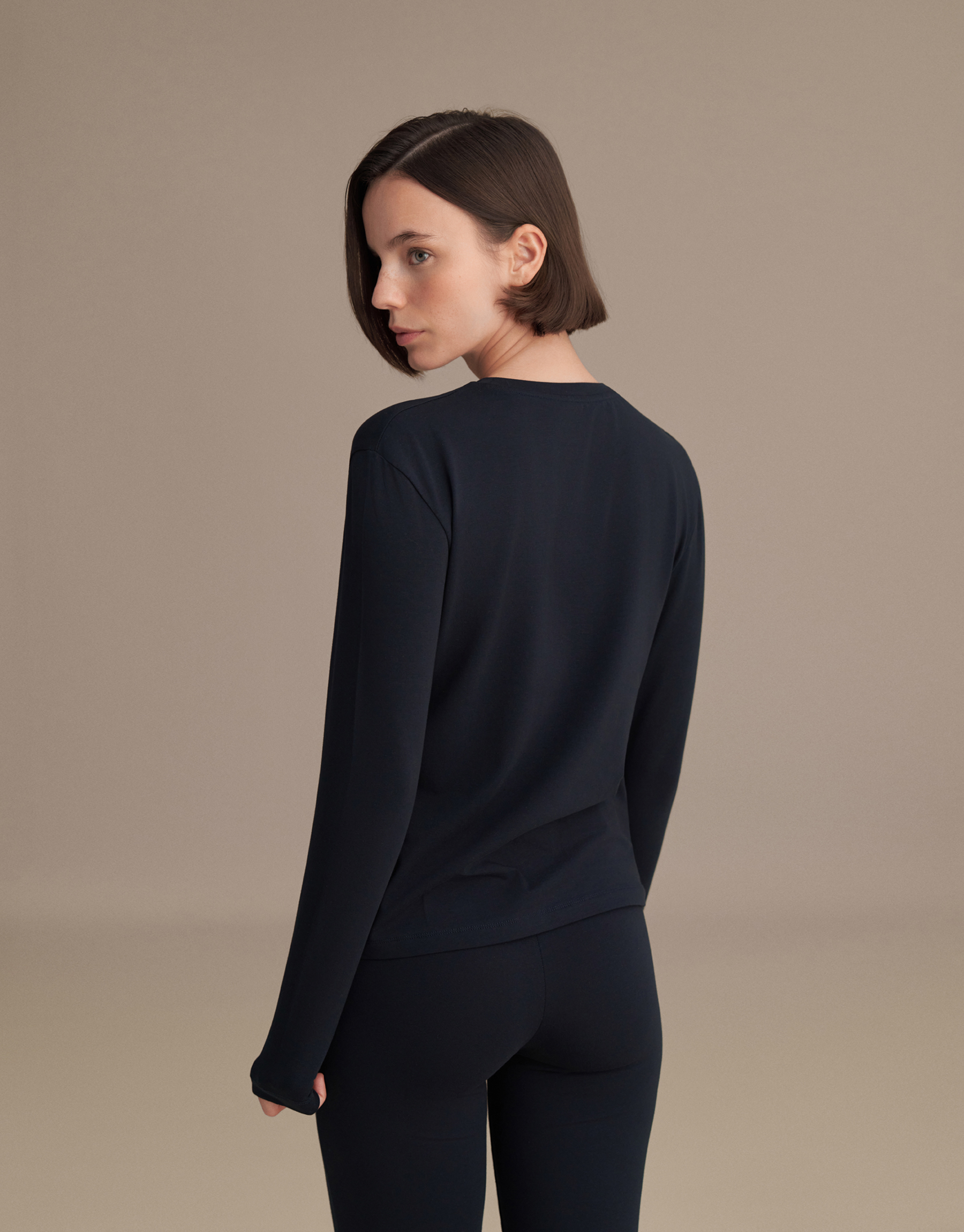 Long-sleeved basic t-shirt, navy blue.