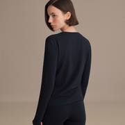 Long-sleeved basic t-shirt, navy blue.
