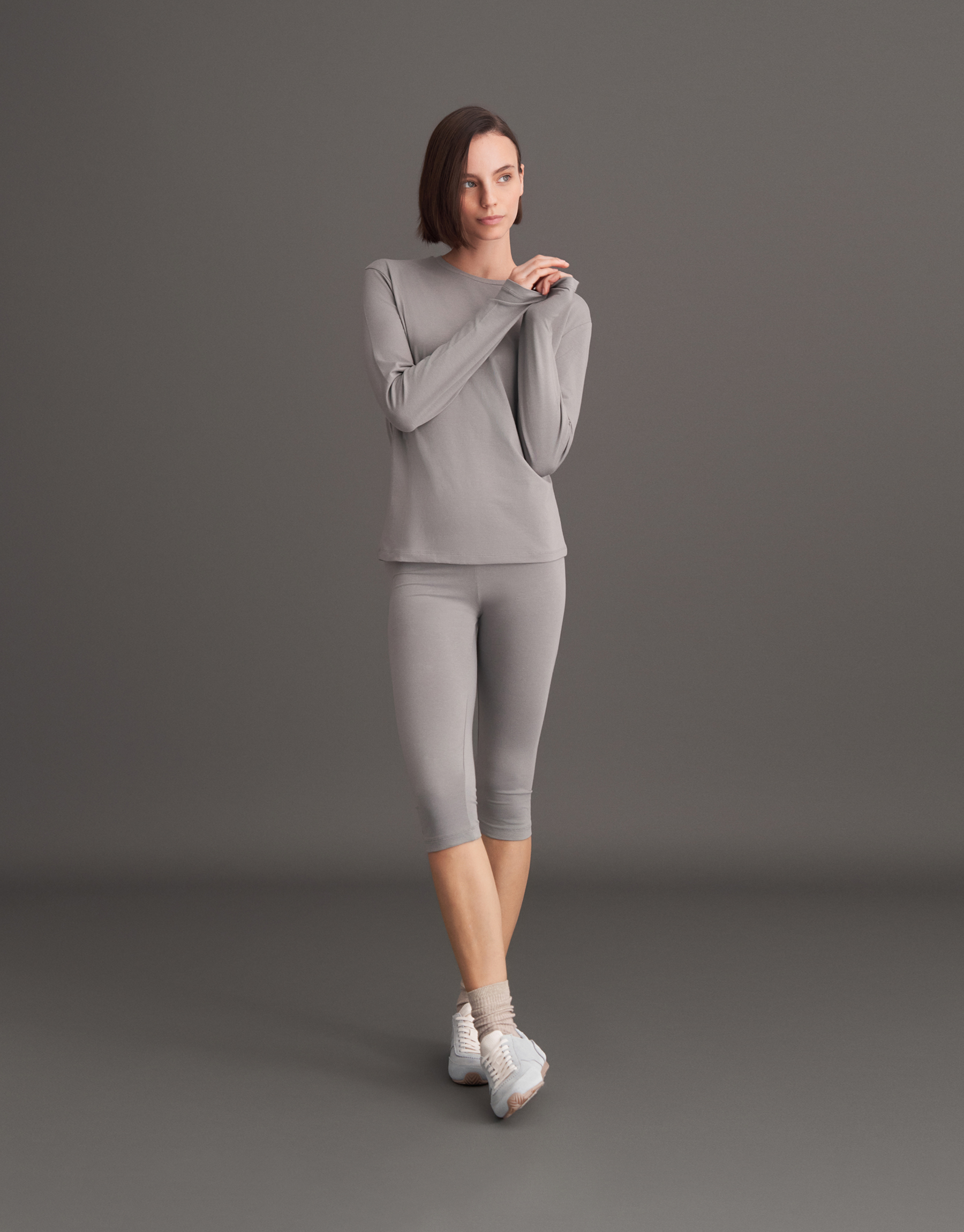 Long-sleeved basic t-shirt, ash gray.