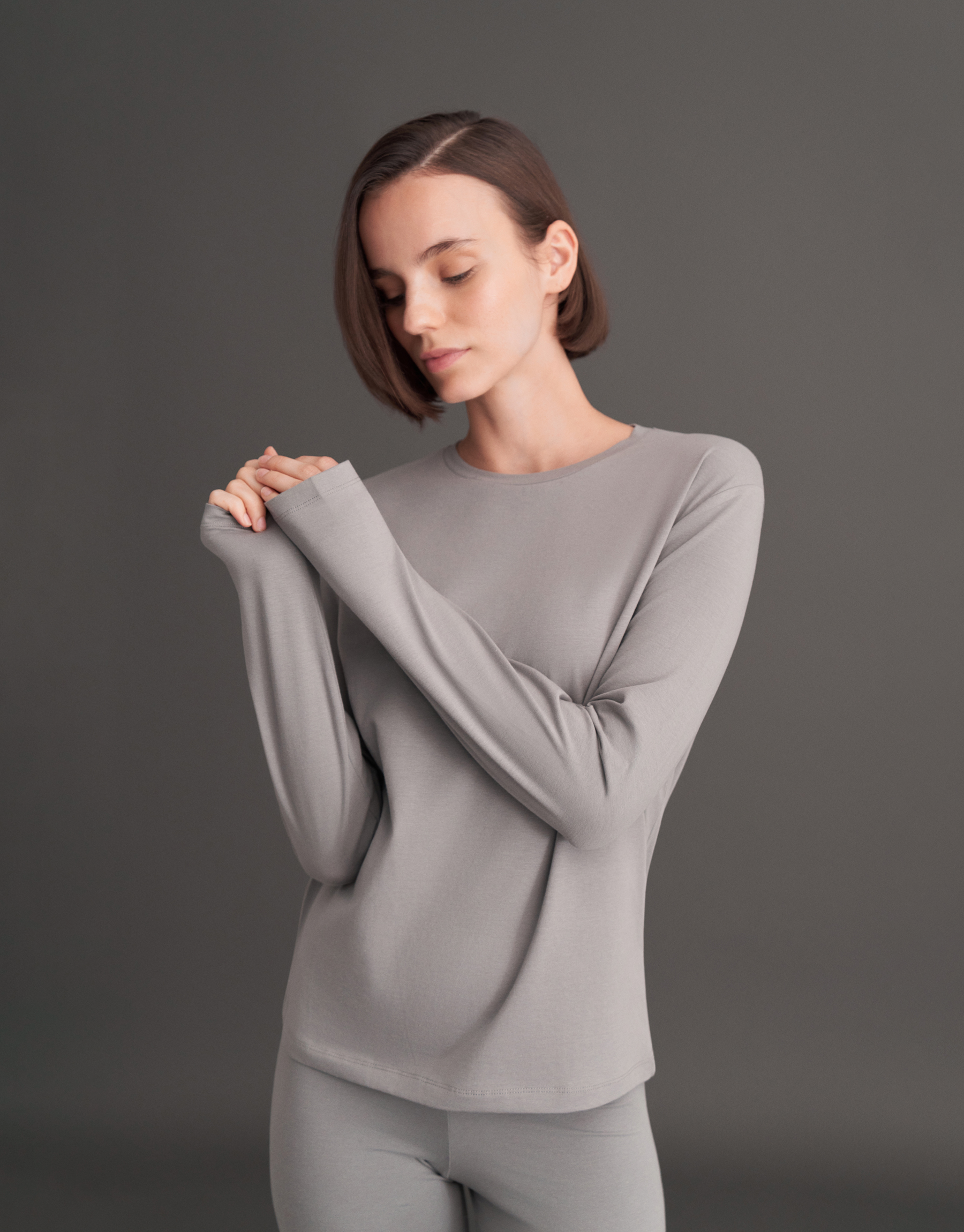 Long-sleeved basic t-shirt, ash gray.