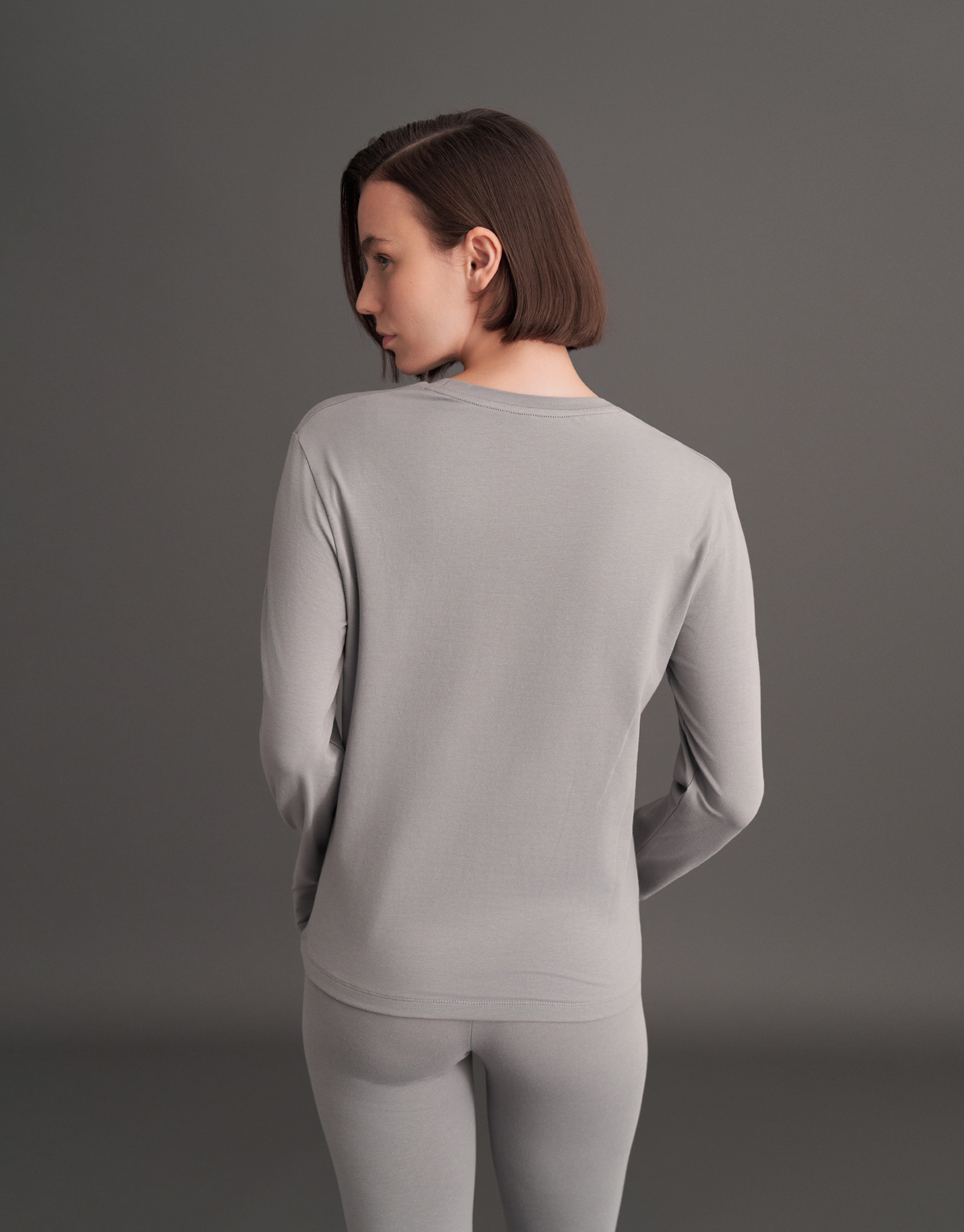 Long-sleeved basic t-shirt, ash gray.