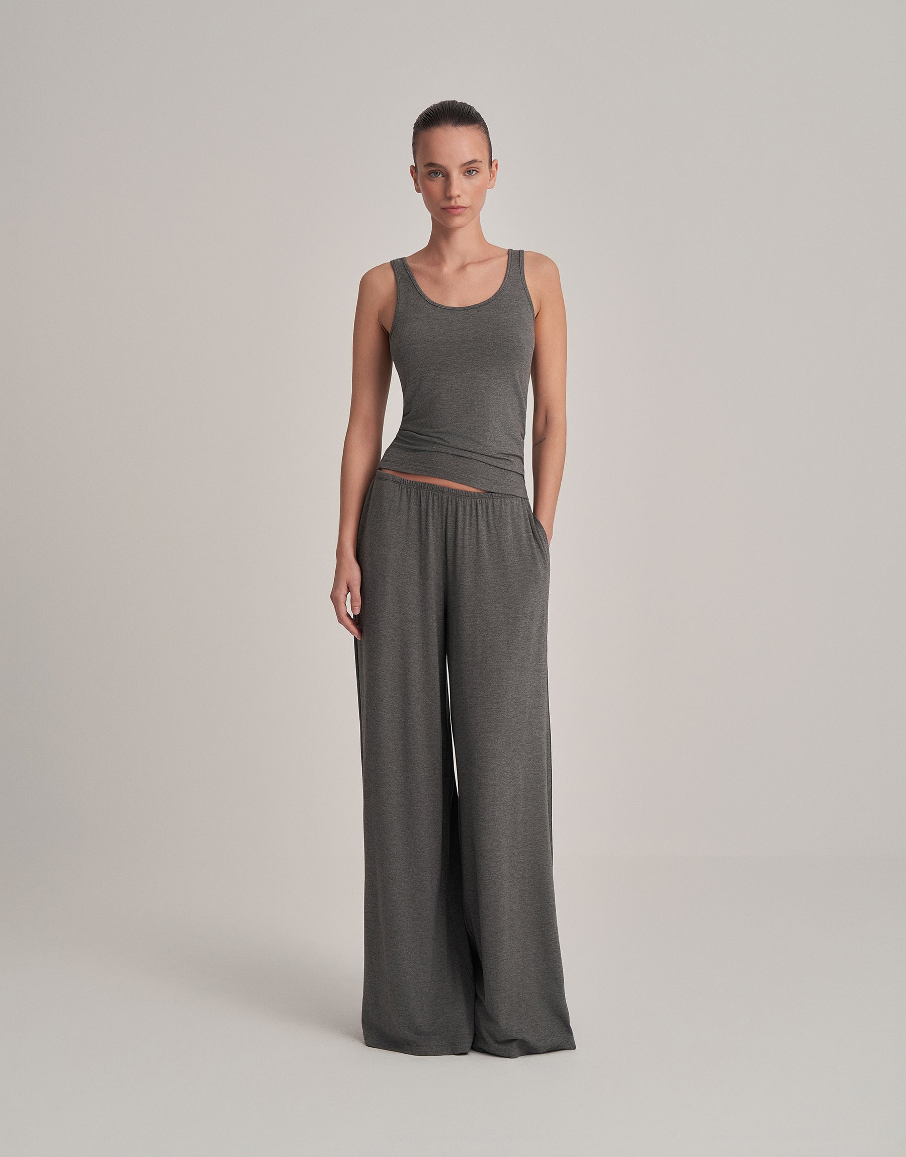 COMFORTABLE, LOOSE-FITTING PANTS IN ANTHRACITE MELANGE.