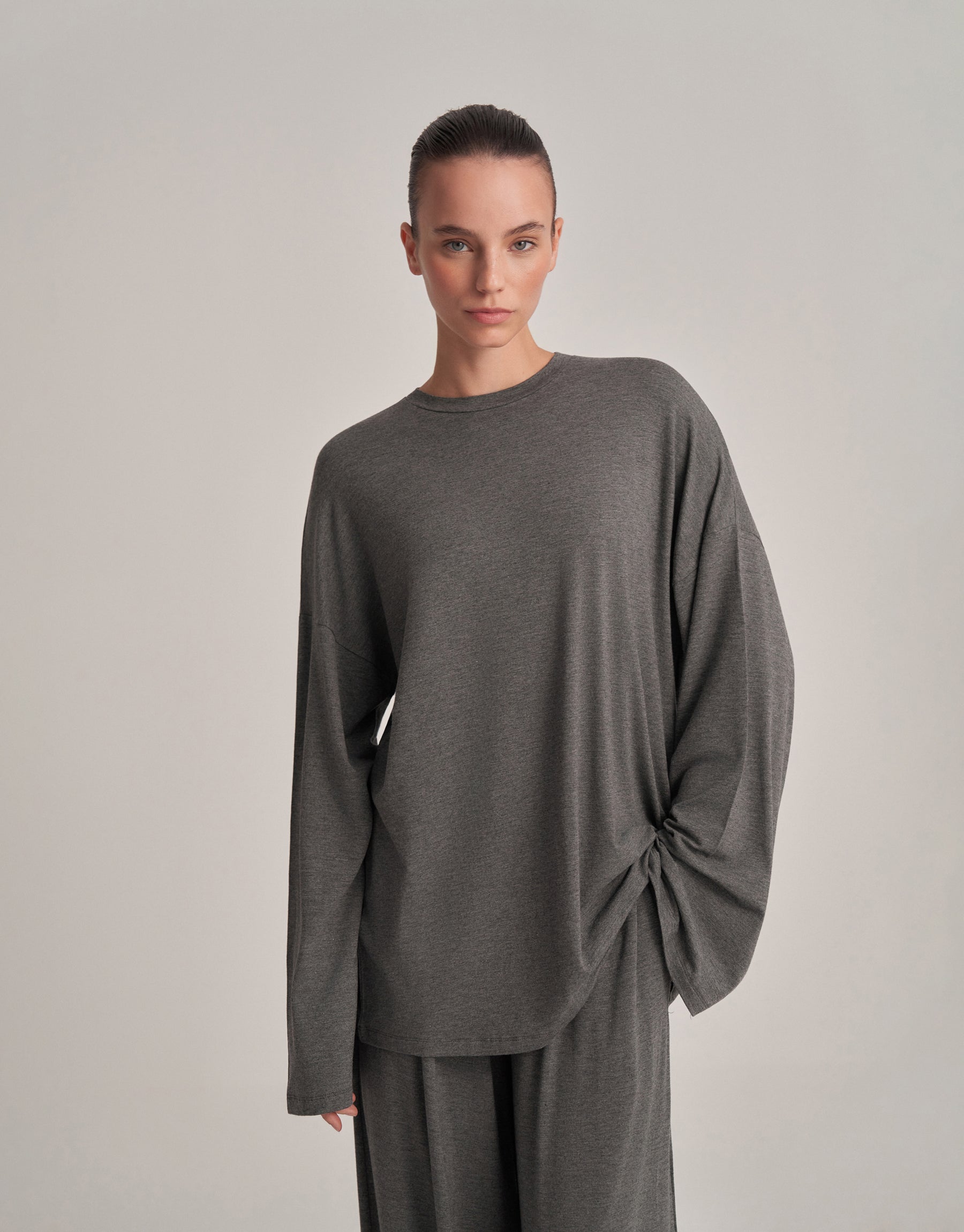 Relaxed fit blouse in anthracite melange.
