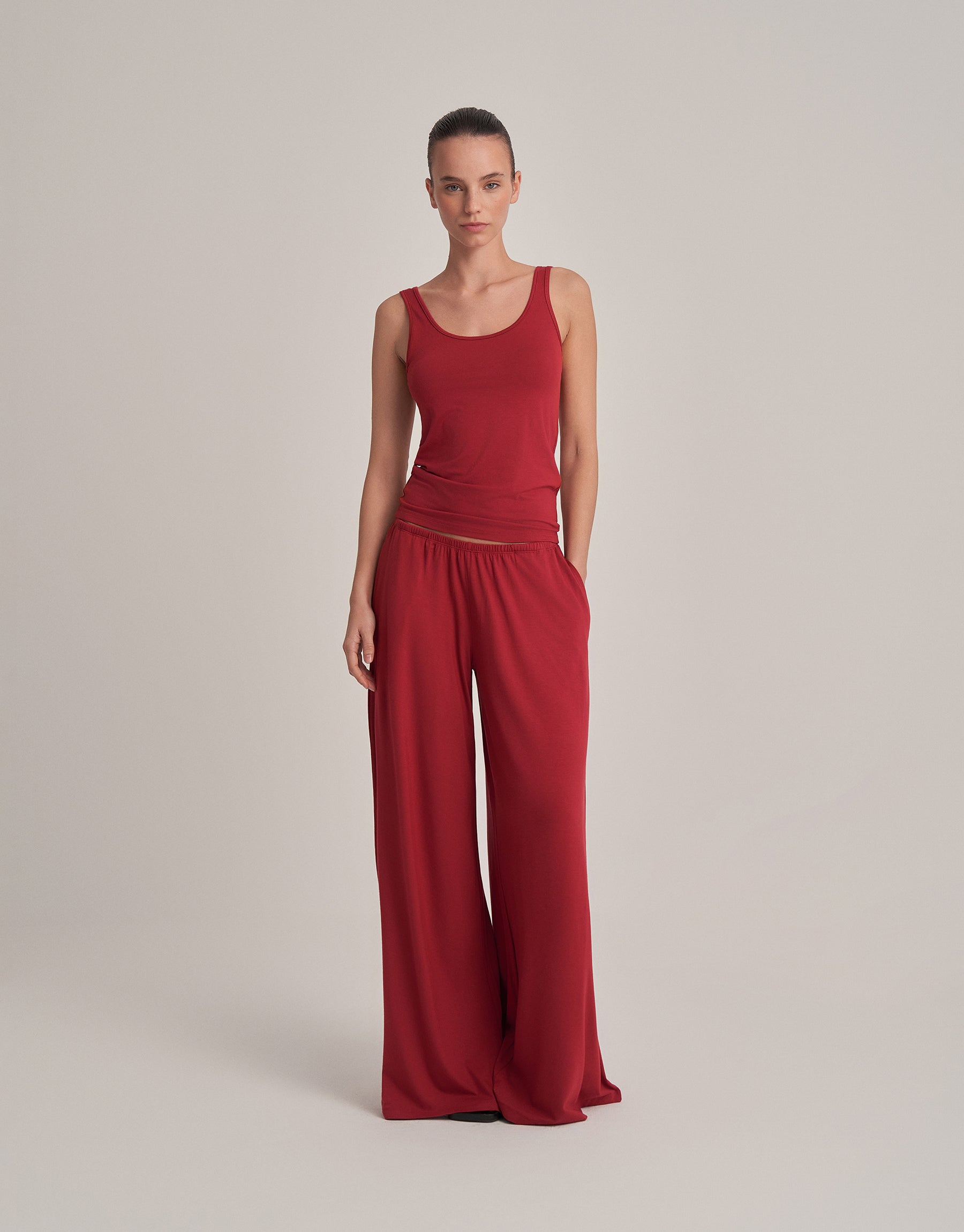 COMFORTABLE, LOOSE-FITTING TROUSERS IN BURGUNDY