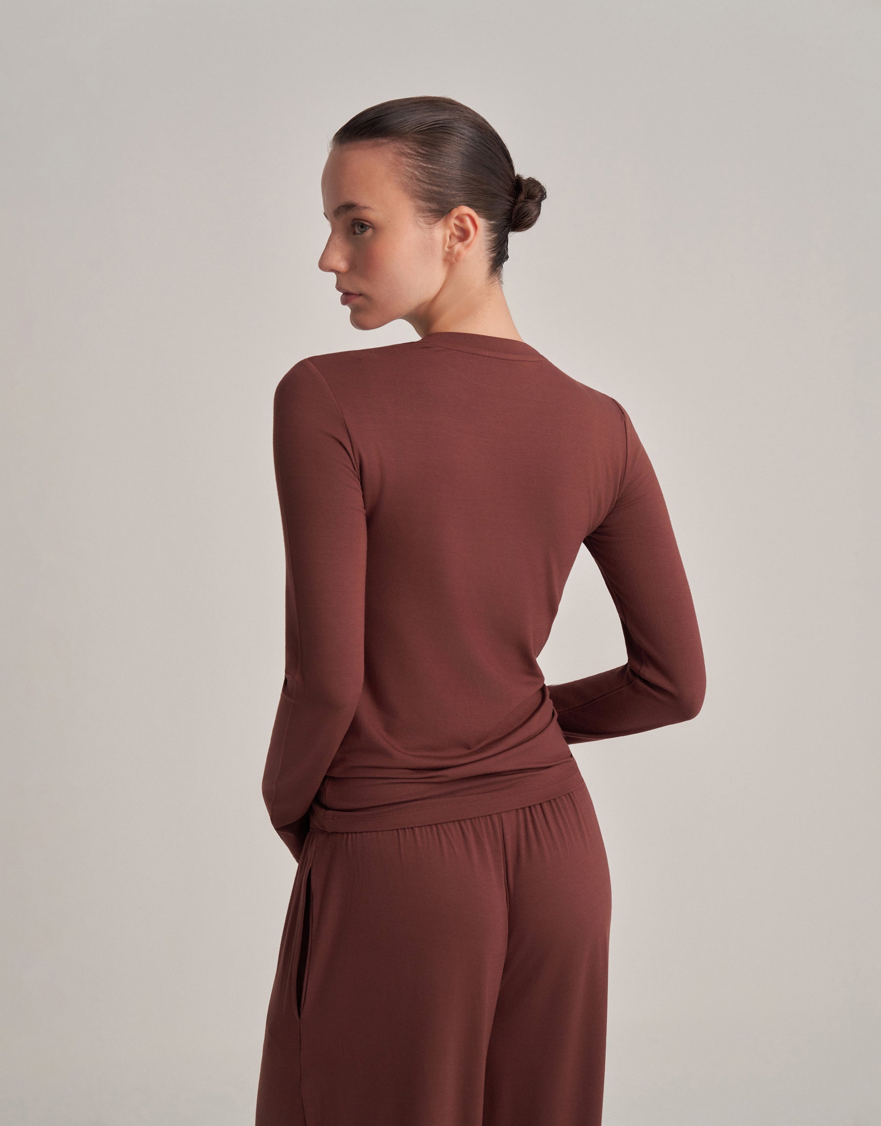 FIT KESIM UZUN KOLLU T-SHIRT ÇİKOLATA KAHVE