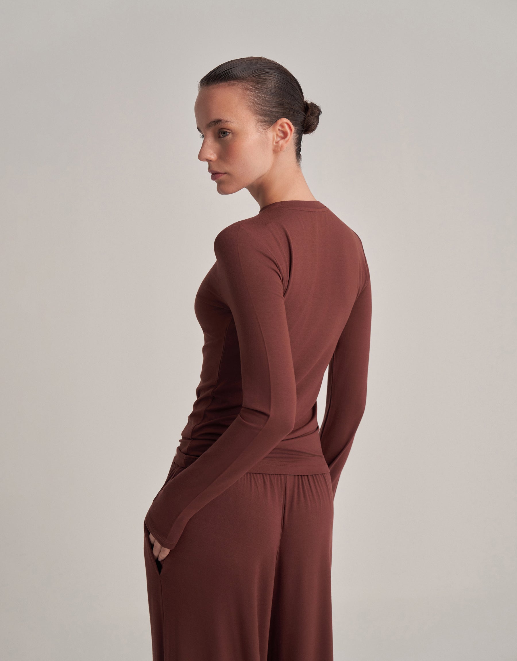 FIT KESIM UZUN KOLLU T-SHIRT ÇİKOLATA KAHVE