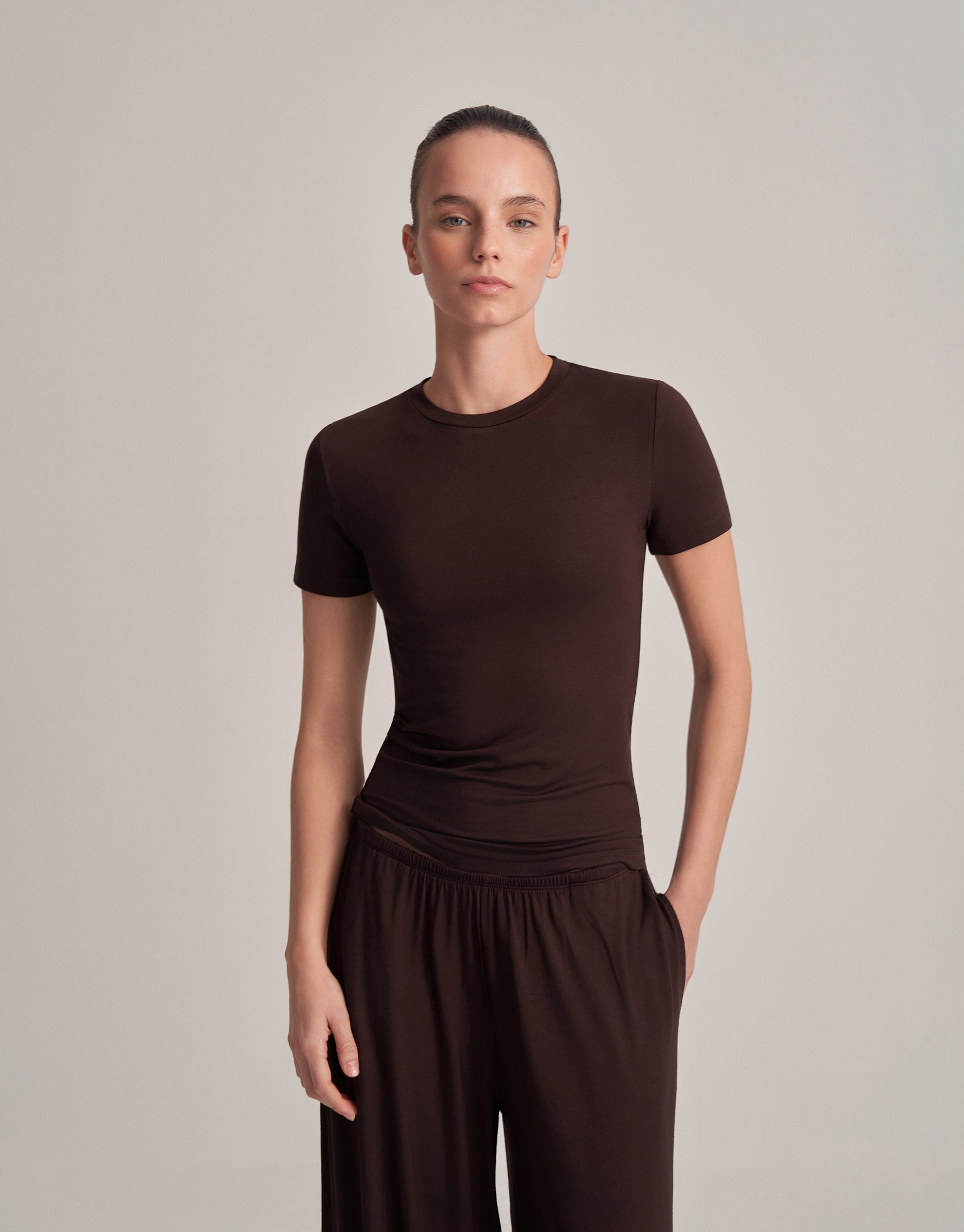 FIT SHORT-SLEEVE T-SHIRT DARK BROWN