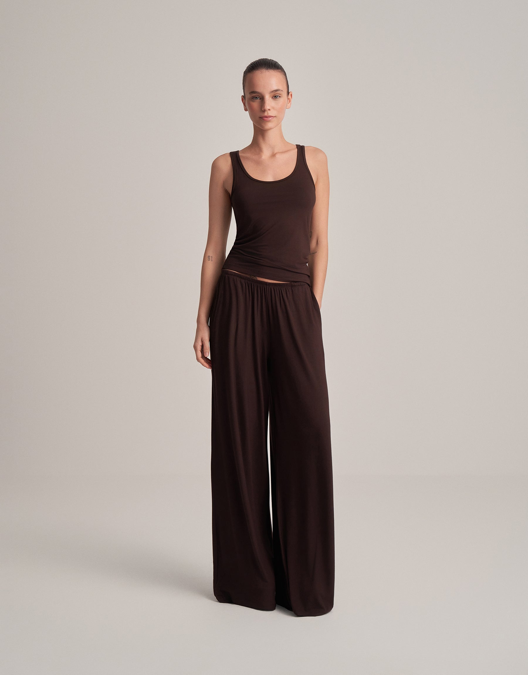 COMFORTABLE, LOOSE-FITTING TROUSERS, DARK BROWN.