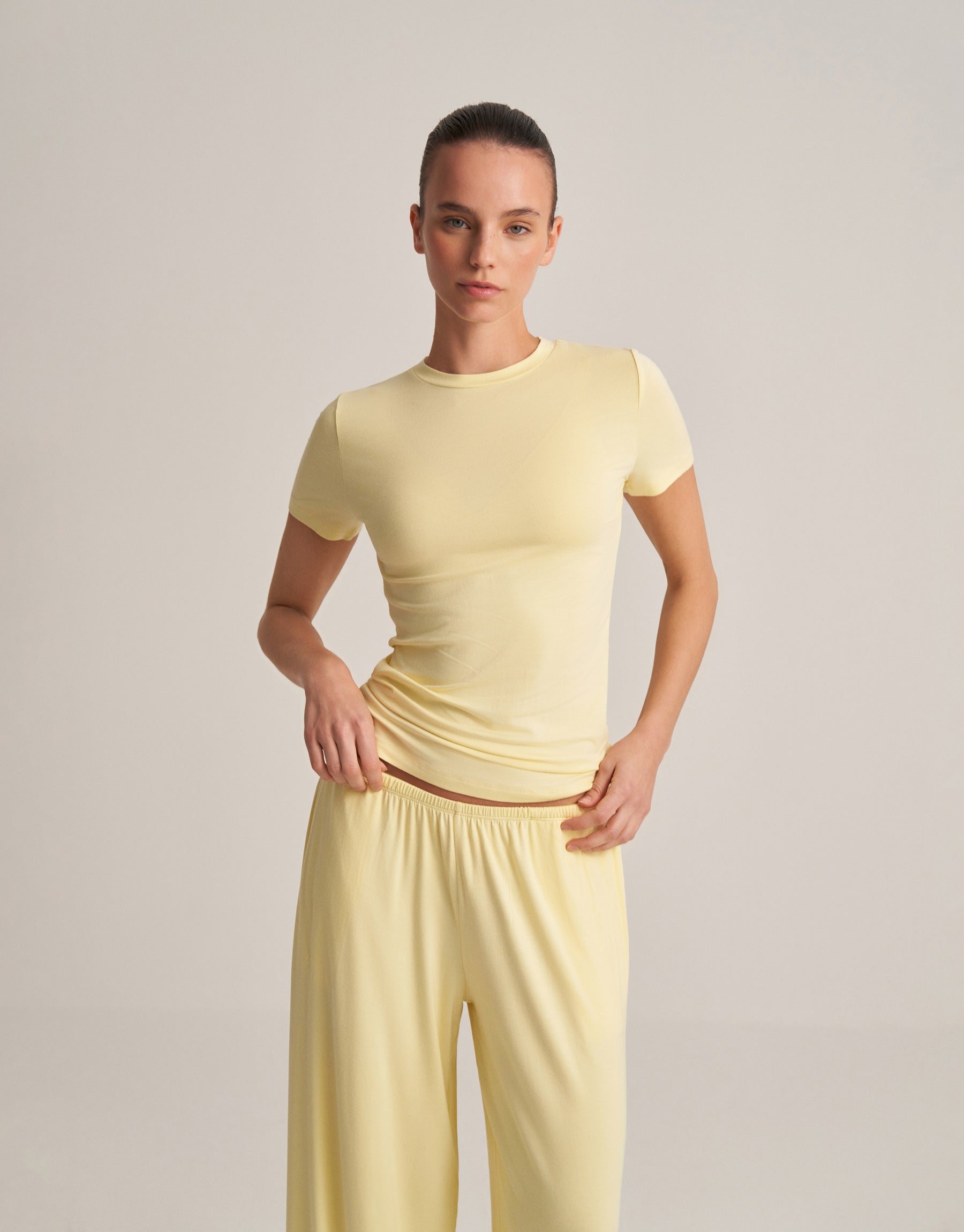 FIT KESIM KISA KOLLU T-SHIRT TEREYAĞ SARISI