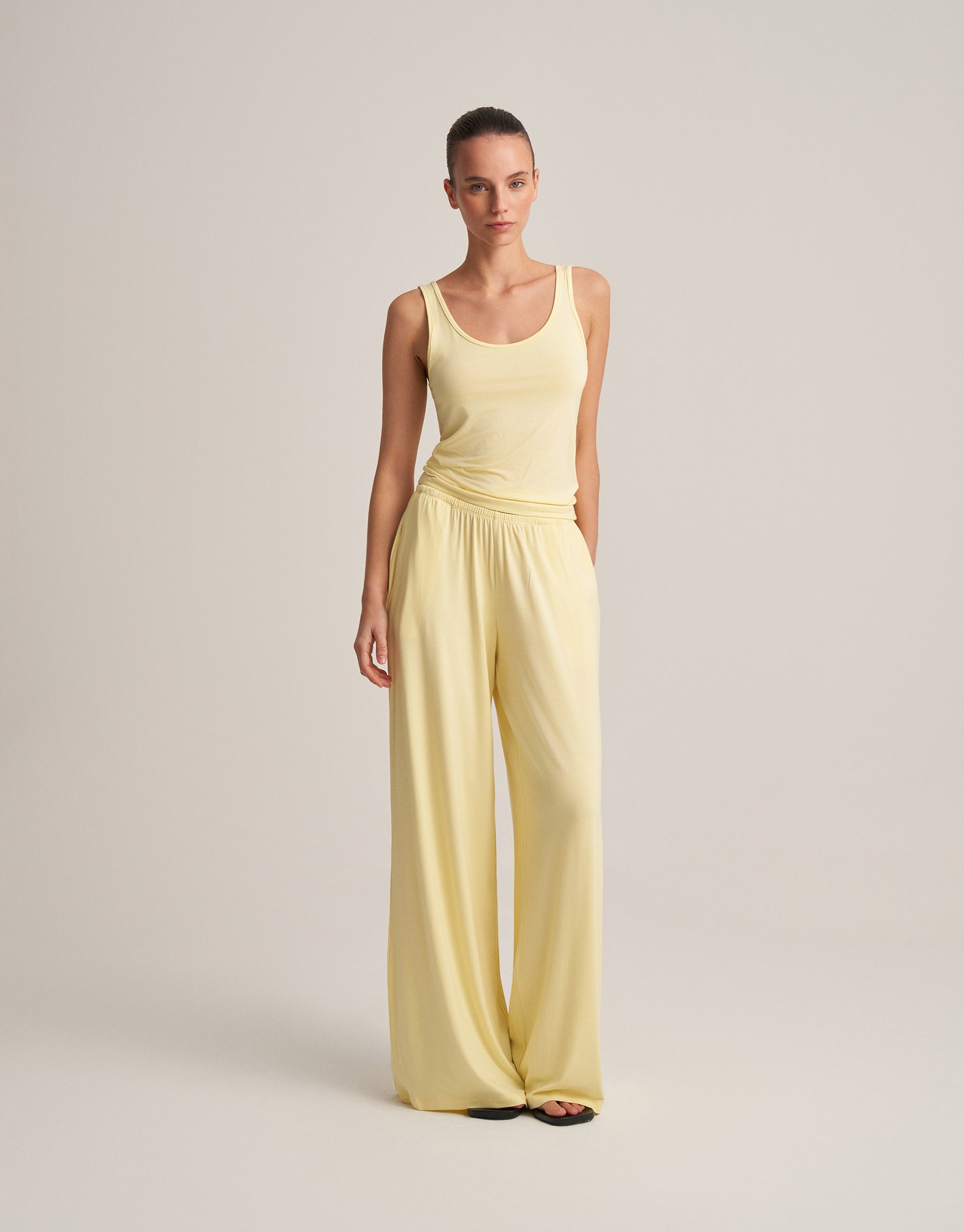 THICK-STRAPPED TITLE BUTTER YELLOW