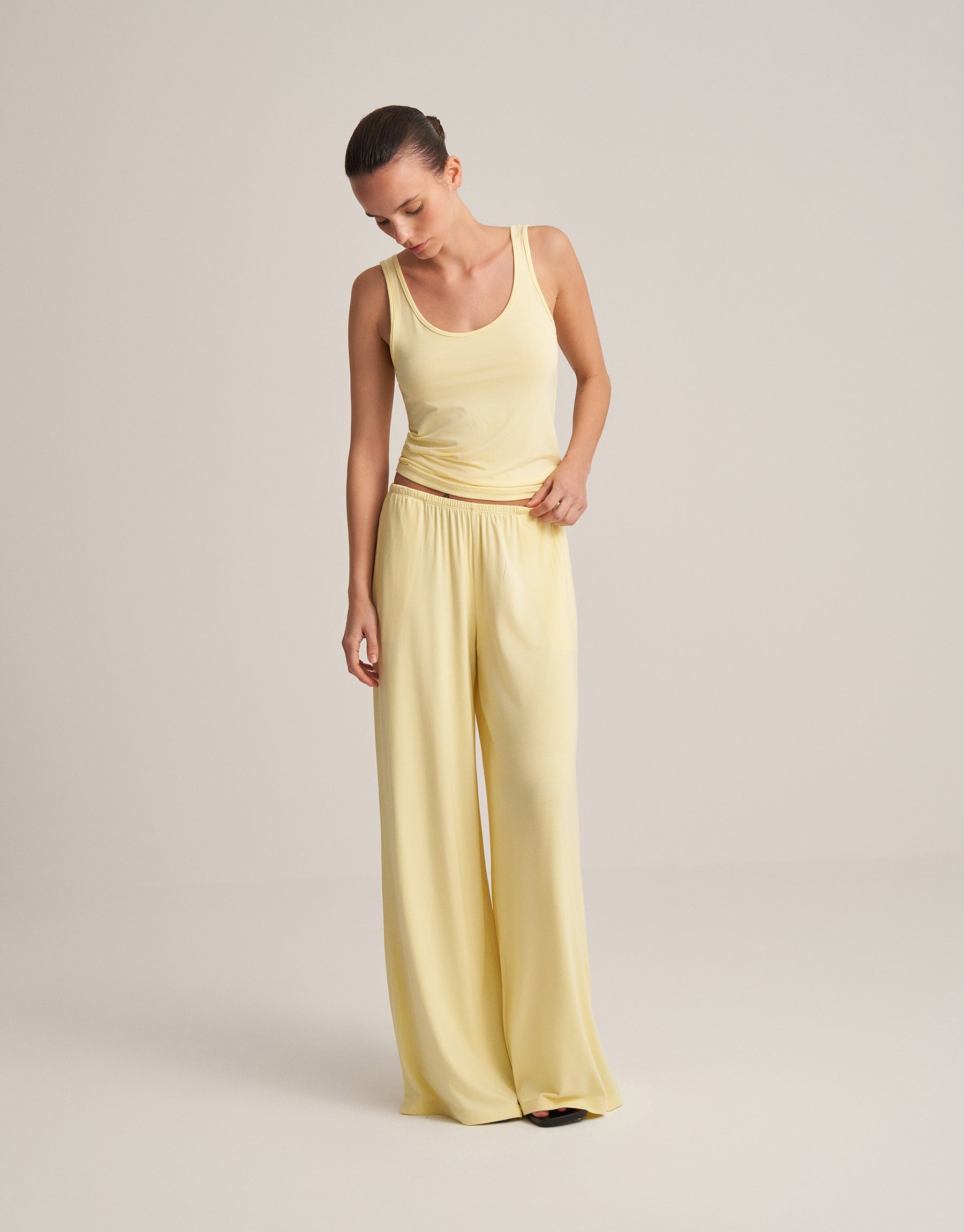 THICK-STRAPPED TITLE BUTTER YELLOW