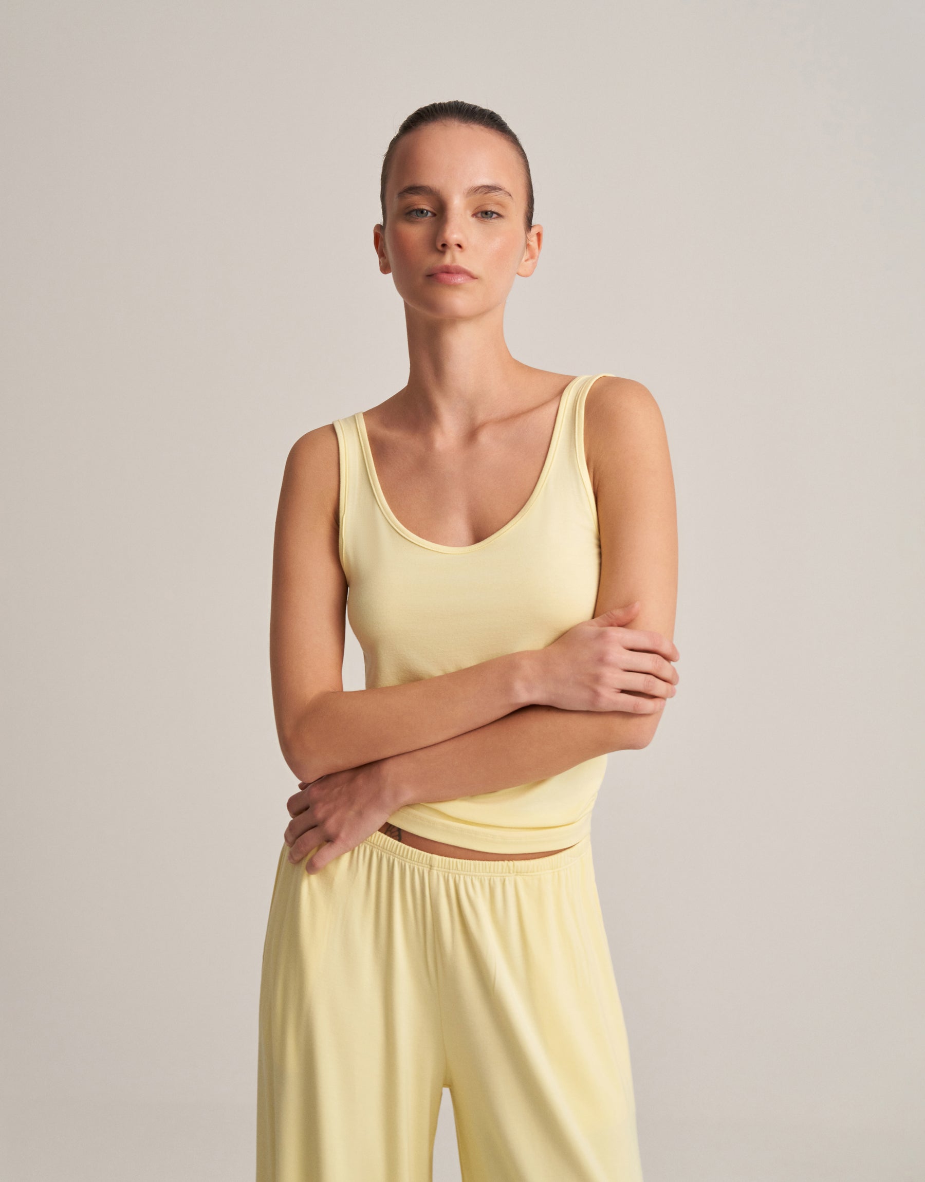 THICK-STRAPPED TITLE BUTTER YELLOW